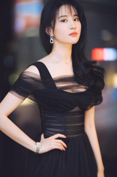 刘亦菲现身上海，一袭黑纱裙简直仙女本仙，网友镜头里却是这样的