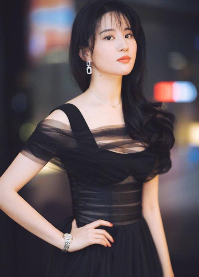 刘亦菲为何那么“美”！穿黑色镂空抹胸裙秀“水蛇腰”，真惊艳！