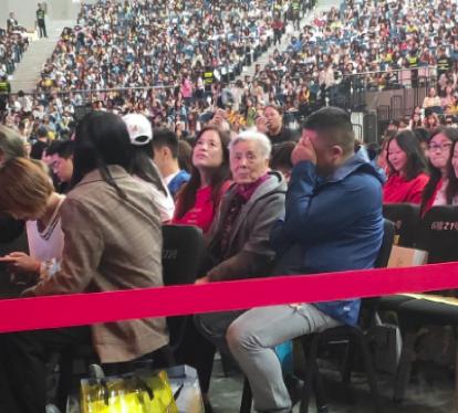 李易峰与爸妈合影颜值超高，观众席里的外婆亮了